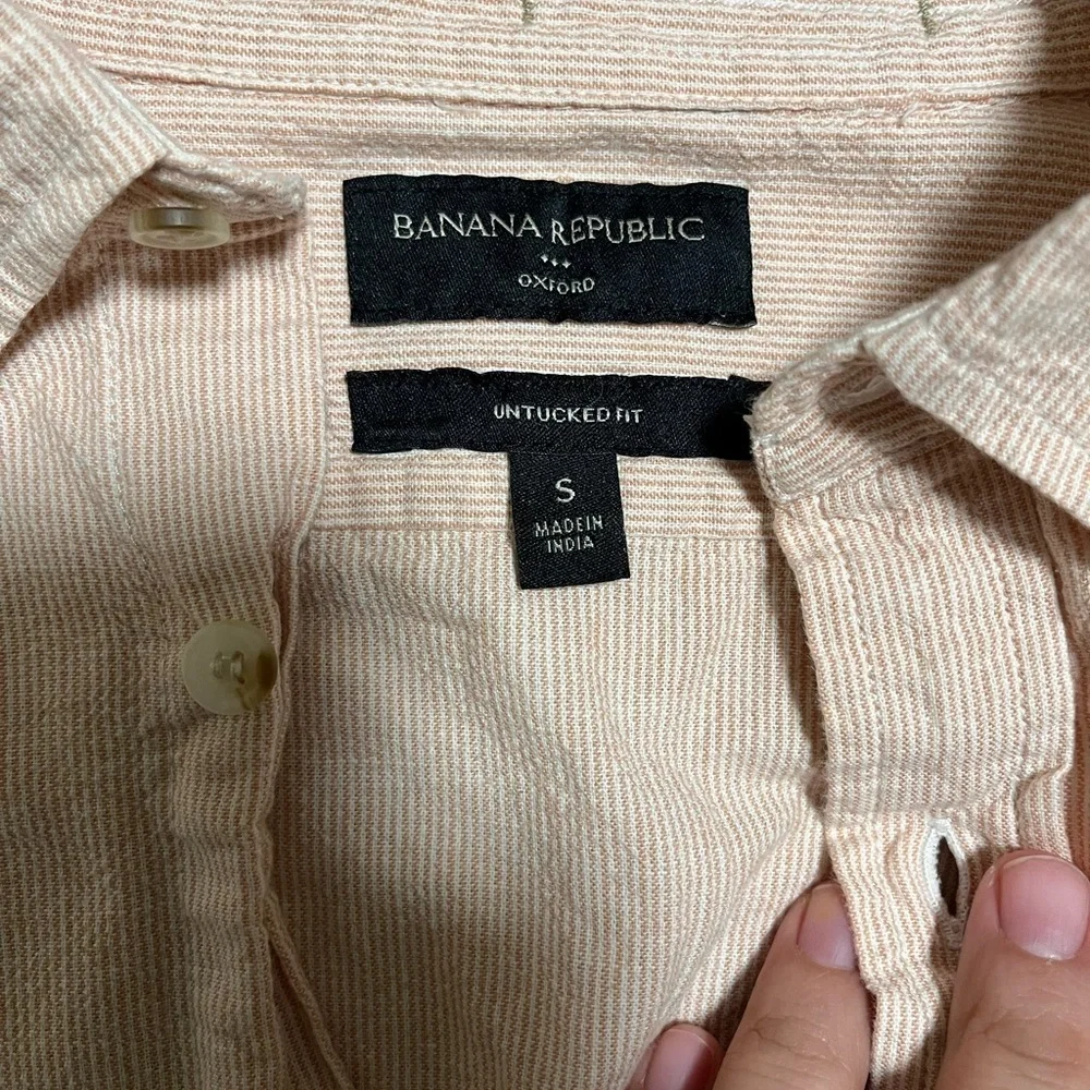 Banana Republic Men’s Untucked Fit Oxford Shirt – Light Peach Stripe, Size Small